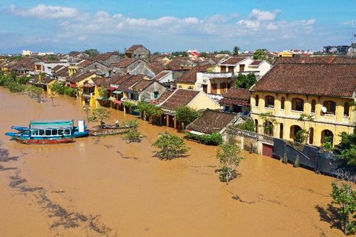Du khách thuê thuyền tham quan phố cổ Hội An
