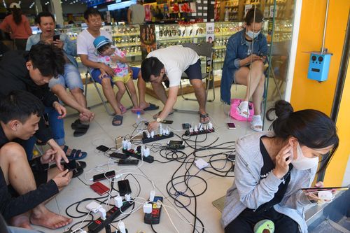 Người Quảng Ngãi cấp tốc mua máy phát điện, đi sạc điện thoại nhờ