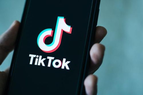 Bé 4 tuổi suýt mất mạng học theo trò treo cổ trên TikTok