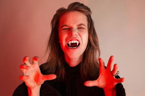 Nguy cơ độc hại từ trào lưu gắn răng nanh giả trên TikTok