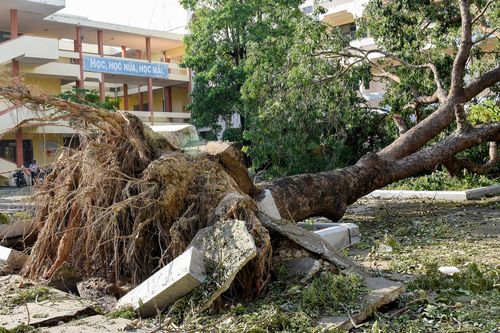 Nhiều trường học ở Quảng Ngãi tan hoang sau bão số 9