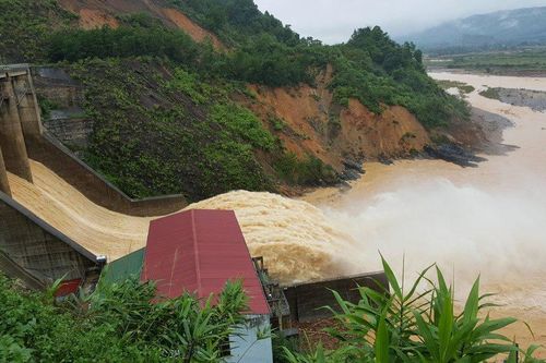 Hàng trăm hộ dân sơ tán vì mưa lớn, hồ thủy lợi xả lũ