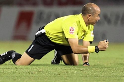 Trọng tài V.League ngã vì bị cầu thủ va trúng