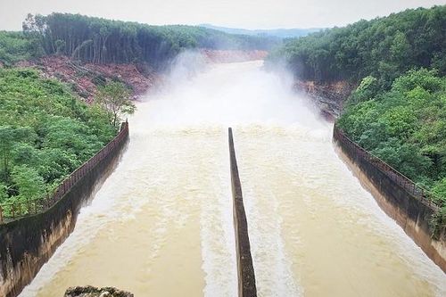 Nghệ An - Hà Tĩnh: Mưa lớn trên diện rộng, nhiều hồ chứa tiến hành xả lũ