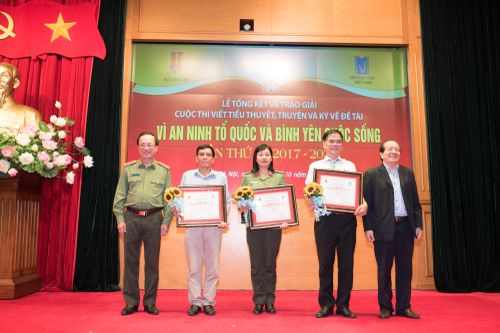 Trao giải cuộc thi sáng tác tiểu thuyết, truyện và ký 'Vì an ninh Tổ quốc và bình yên cuộc sống'