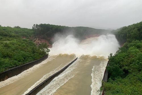 Mưa lớn, thủy điện, hồ chứa nước ở Hà Tĩnh đồng loạt xả lũ