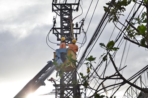 Tập trung khắc phục sự cố điện sau bão số 9
