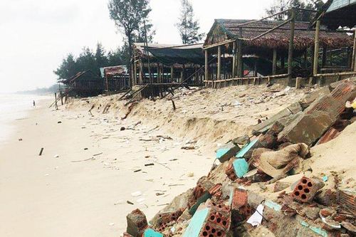 Sạt lở bãi tắm biển Gio Hải, chín nhà quán bị sập