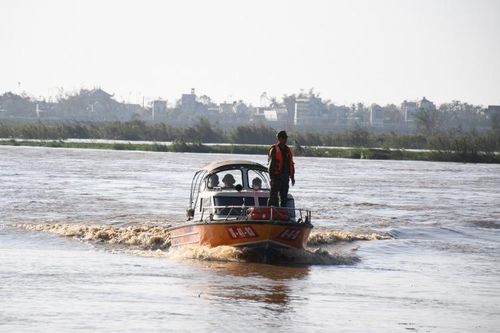 Đưa 38 công nhân mắc kẹt trên sông Trà Khúc vào bờ