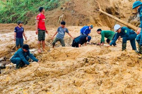 Lở núi vùi lấp 13 người tại Phước Sơn