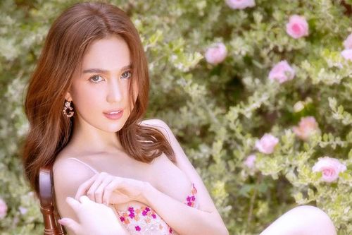 Khán giả bất ngờ khi 'nữ hoàng nội y' Ngọc Trinh lộ ảnh nhạy cảm phô bày cả vòng 1