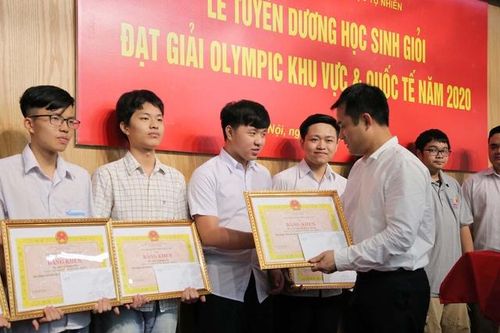 Mùa vàng Olympic của học sinh Trường THPT chuyên KHTN