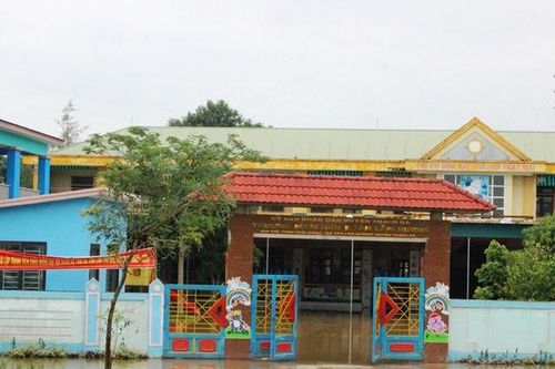 Hơn 100 trường ở Hà Tĩnh cho học sinh nghỉ học do mưa bão