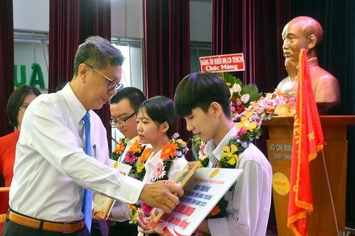 HUFLIT trao hơn 1,6 tỷ đồng học bổng cho tân sinh viên nhập học
