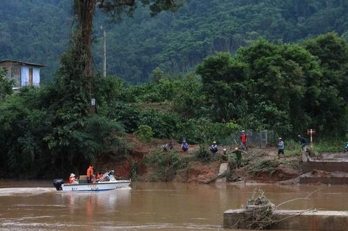 Cầu bị cuốn trôi, cô lập 1.500 người dân tại Kon Tum: Sử dụng cano hỗ trợ