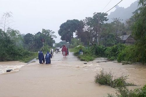 Mưa lớn, nước sông dâng tràn vào nhiều trường học tại Nghệ An