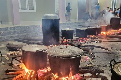 Ấm tình người mùa bão lũ ở miền Trung
