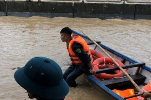 Quảng Ngãi: Bão bay nóc nhà, nước lũ đến ngực và những đêm thức trắng