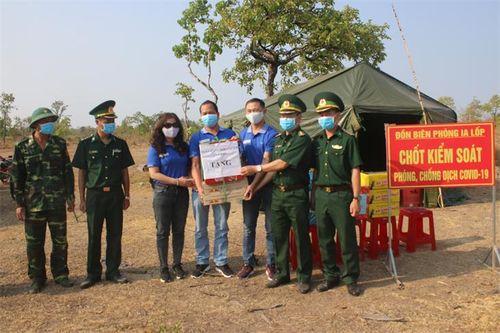 Toàn dân hướng về biên giới thân yêu