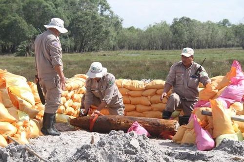Quảng Trị: Hàng loạt bom đạn 'lộ thiên' sau mưa lũ