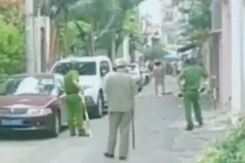 Người đàn ông tâm thần cầm dao ra đường chém loạt ô tô