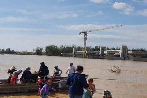Giải cứu thành công 38 công nhân 'mắc kẹt' trên Sông Trà