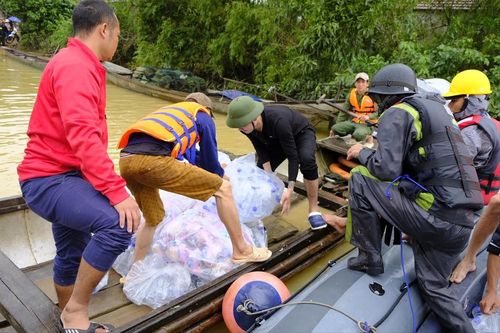 Vớt người trên đỉnh lũ
