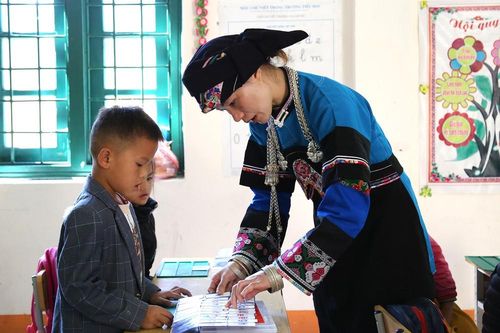 Cô giáo dân tộc 'gieo chữ' trên vùng đất khát