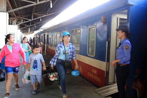 Đường sắt giảm giá vé, miễn phí chở hàng cứu trợ đến miền Trung