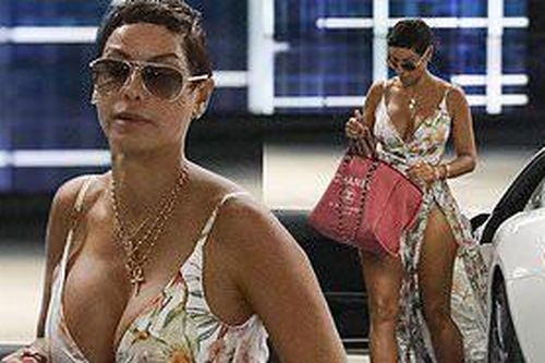 Cựu siêu mẫu Nicole Murphy khoe vòng một 'ngoại cỡ' trên phố ở tuổi 52