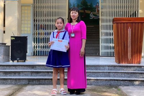 Trường học tặng giấy khen cho học sinh đập heo đất ủng hộ miền Trung