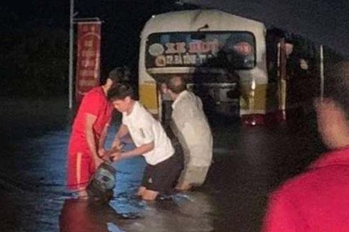 Lái xe vào đường ngập, xe buýt ở Hà Tĩnh suýt bị lũ cuốn trôi
