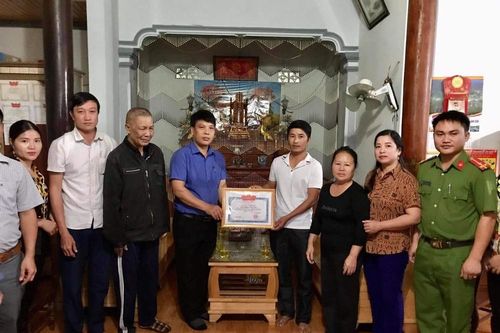Chàng trai phụ hồ lao xuống sông Lam cứu 3 người chìm thuyền