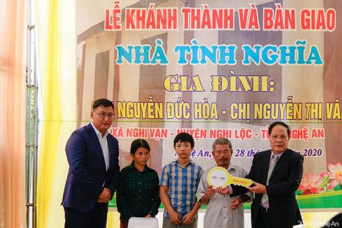 Gia đình 3 đời làm 'nghề cái bang' được tặng nhà tình nghĩa
