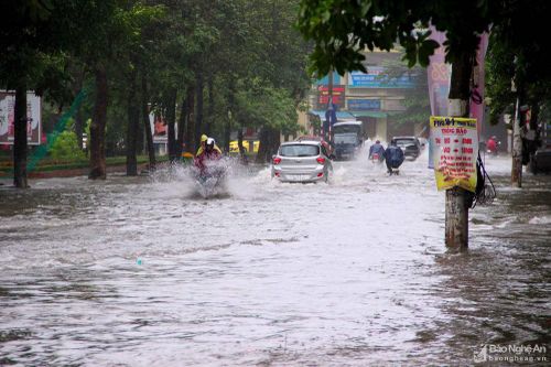 Mưa lớn giữa trưa, nhiều tuyến đường ở TP.Vinh bị ngập