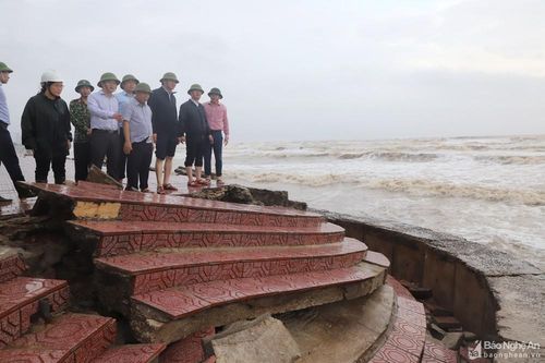 Phó Tư lệnh Quân khu 4 và Chủ tịch UBND tỉnh kiểm tra các điểm sạt lở tại Hưng Nguyên, Cửa Lò