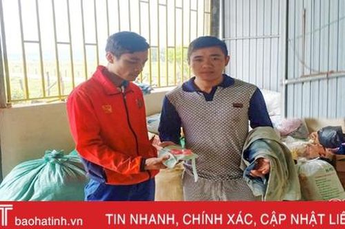 Nhặt được vàng trong hàng cứu trợ, người dân vùng lũ Hà Tĩnh tìm người trả lại