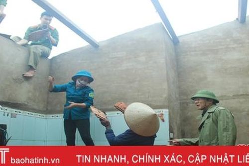 Mưa lớn và lốc xoáy gây sạt lở hàng trăm m3 đất, tốc mái 9 nhà dân ở Nghi Xuân