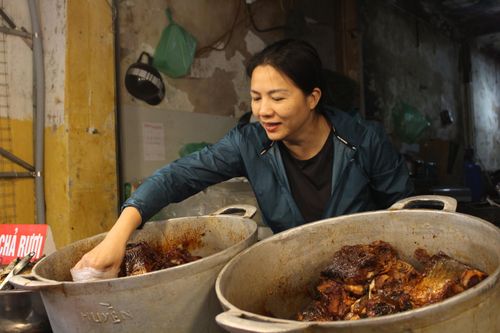 Quán cá kho phố cổ bán gần 300kg một ngày: Chủ quán 'bật mí' bí quyết