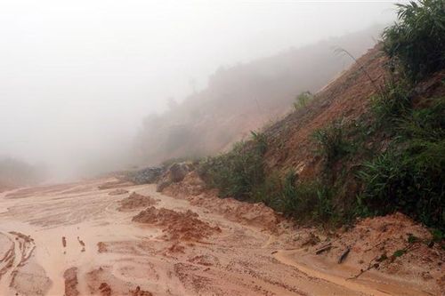 Nhiều tuyến đường ở miền Trung vẫn ách tắc do ảnh hưởng của bão số 9