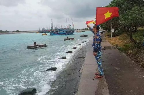 Tàu Kiểm ngư đã tiếp cận được tàu cá bị nạn với 14 thuyền viên