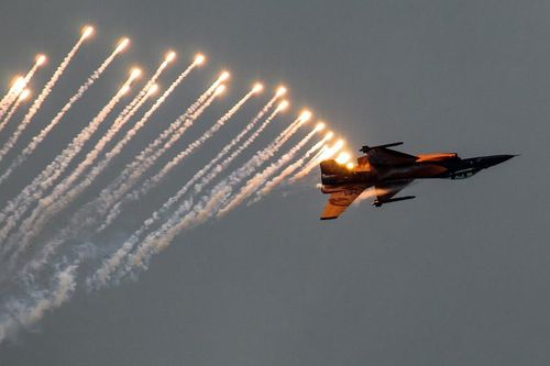 Tiêm kích F-16 Mỹ bắn pháo sáng cảnh báo máy bay lạ xuất hiện gần điểm vận động của Tổng thống Trump