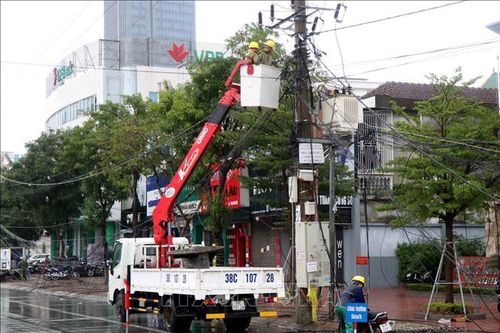 Mưa lớn, lốc xoáy khiến nhiều nhà dân bị tốc mái, đổ sập tại Hà Tĩnh