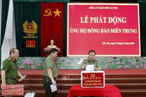 Chia sẻ khó khăn với người dân miền Trung
