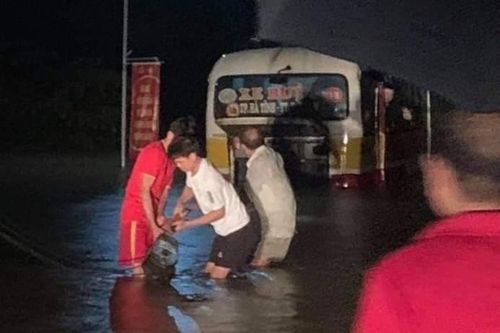 Liều lĩnh chạy vào đường ngập, xe buýt Hà Tĩnh bị nước lũ cuốn trôi