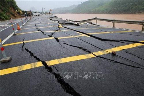 Nhiều tuyến đường bộ ở miền Trung vẫn ách tắc do ảnh hưởng của bão số 9