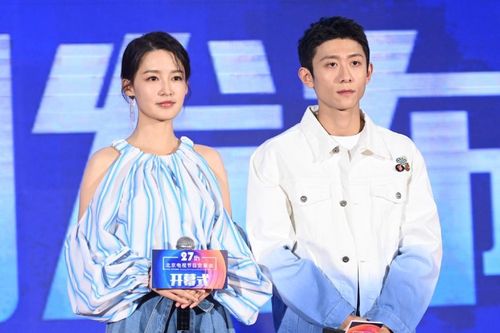 Lý Thấm 'đắc tội' với stylist: Nửa trên xinh đẹp, nửa dưới lạ lùng