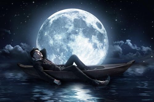 Dương Triệu Vũ gây tò mò với hình ảnh lênh đênh giữa biển khơi
