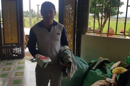 Người đàn ông nhặt được vàng trong hàng cứu trợ