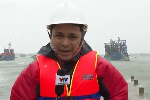 Phóng viên VTV đi chống bão, gửi nhà cho hàng xóm, Diệp Chi xót xa vì đồng nghiệp